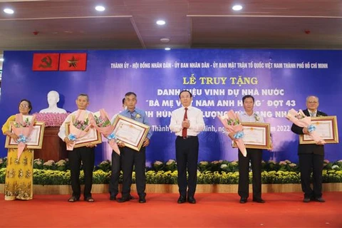 胡志明市举行“越南英雄母亲”和“人民武装力量英雄”称号授予仪式