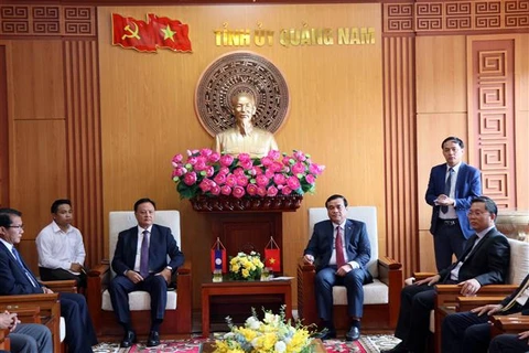 老挝沙湾拿吉省代表团访问越南广南省