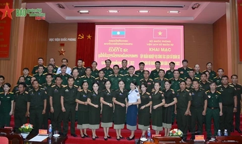 为老挝人民军举行军事历史专业培训活动