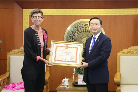 挪威驻越南大使被授予“致力于自然资源与环境事业”纪念章