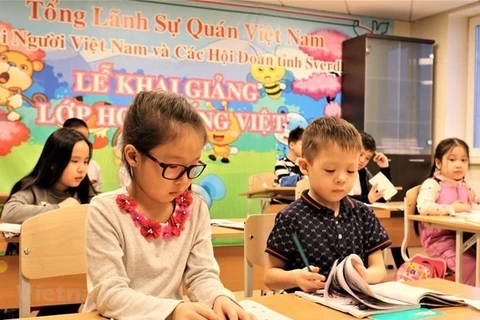 2022年旅居海外越南人越南语教师培训班在河内开班