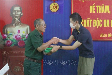热爱越南日本人协会向宁平省橙剂受害者赠送慰问品