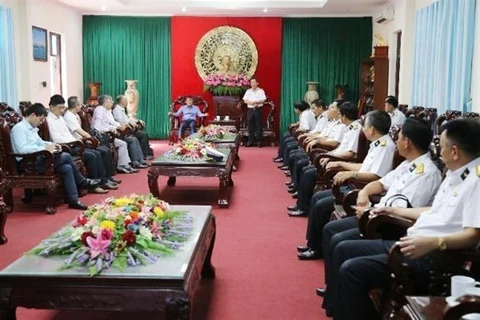越南外交部代表团探访海军第四区官兵