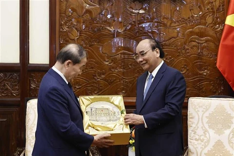 越南国家主席阮春福会见韩国泛高集团总裁崔英珠