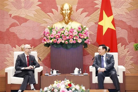 越南国会主席王廷惠会见加拿大驻越南大使肖恩·佩里·施泰尔