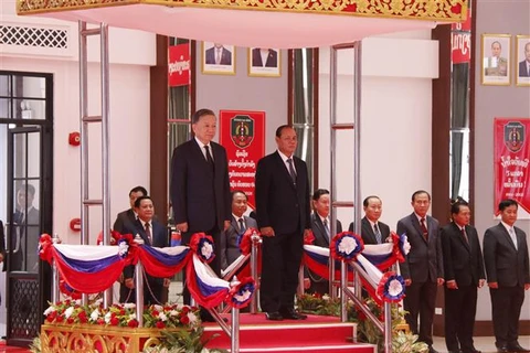 老挝领导人高度评价老挝公安部与越南公安部的合作成效