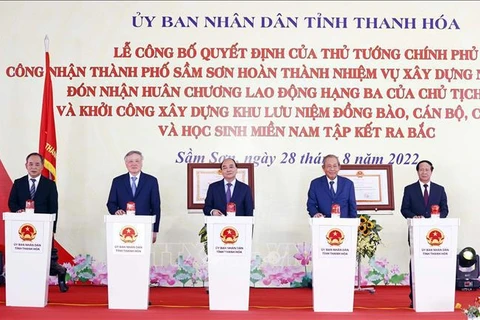 越南国家主席阮春福出席往北集结的南部同胞纪念区奠基仪式