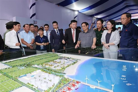 越南政府总理范明政视察平顺省部分重点基础设施项目