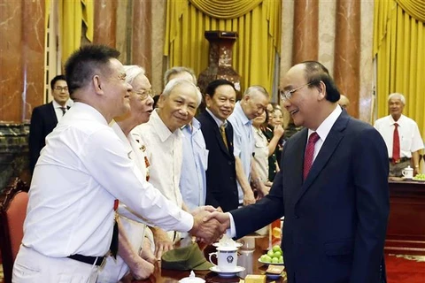 国家主席阮春福与曾经保卫胡志明主席的干部会面