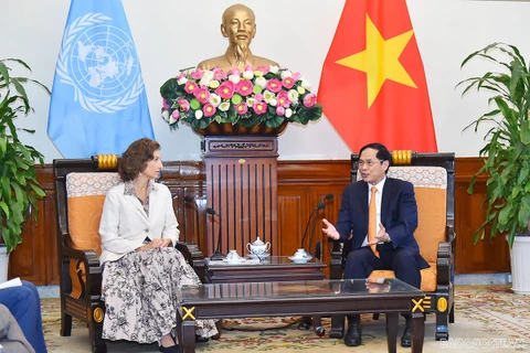 越南外长裴青山会见联合国教科文组织总干事奥德蕾·阿祖莱
