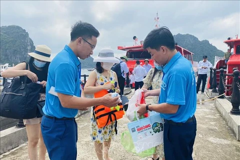 广宁省姑苏岛县建议游客赴该岛旅游时不携带塑料瓶和塑料袋