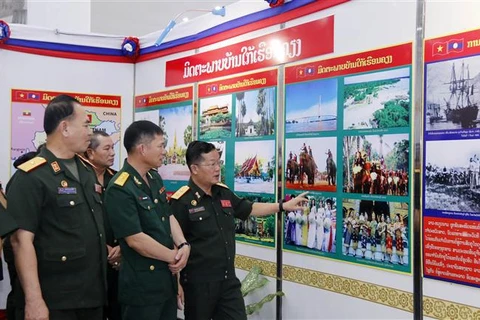 老挝国防部举行图片展 庆祝2022年老越友好团结年