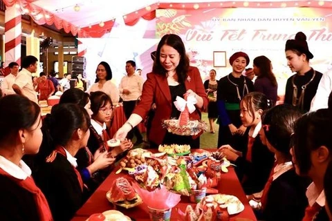国家副主席武氏映春与安沛省文安县学生一起欢度中秋节