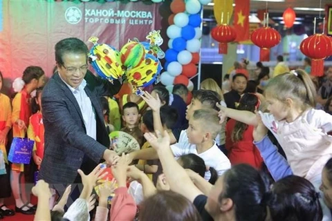 在俄罗斯和柬埔寨越南儿童欢度中秋佳节