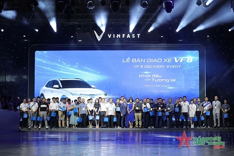 Vinfast首批100辆电动汽车VF8正式向客户交付