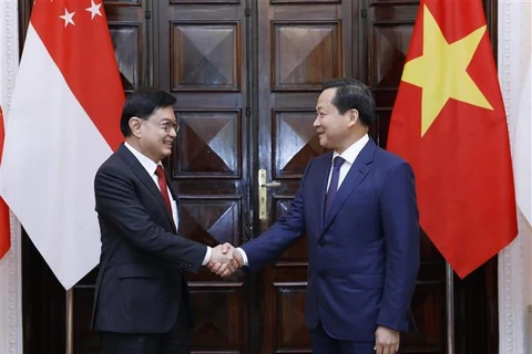  越南政府副总理黎明慨与新加坡副总理王瑞杰举行会谈
