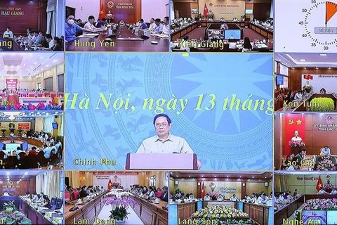  越南政府总理范明政主持新冠肺炎疫情防控视频会议