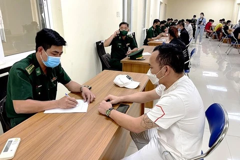 安江省接收柬埔寨移交的44名非法移民