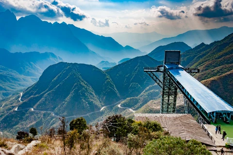 莱州省充满吸引力的龙云玻璃桥旅游区