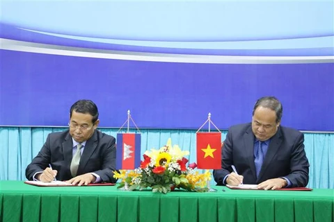 越柬关系55周年：加强安江省与茶胶省之间的合作