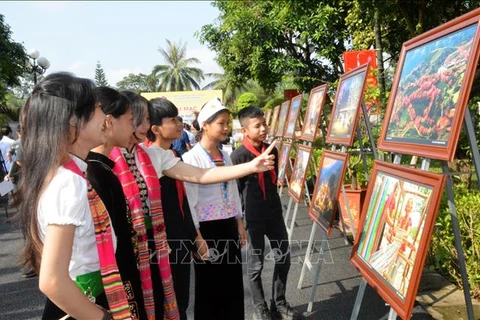 “越南傣族群舞艺术遗产”图片展和2022年“西北地区八省旅游图片展”正式开幕