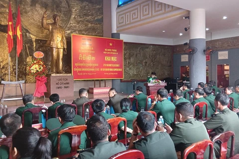 为柬埔寨王家军队干部开设军事历史业务培训班