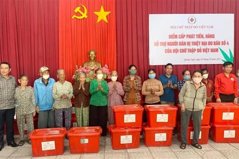 越南红十字会中央委员会为广义省4号台风灾民提供援助