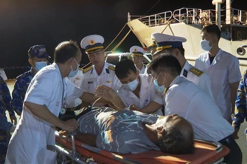 海军舰艇将在长沙岛县生病渔民送上岸接受治疗