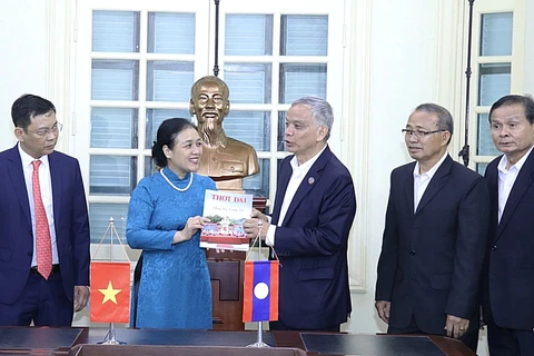 越南与老挝在人民外交工作中保持密切配合