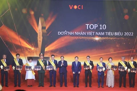 越南政府总理范明政出席2022年越南十名优秀企业家表彰会