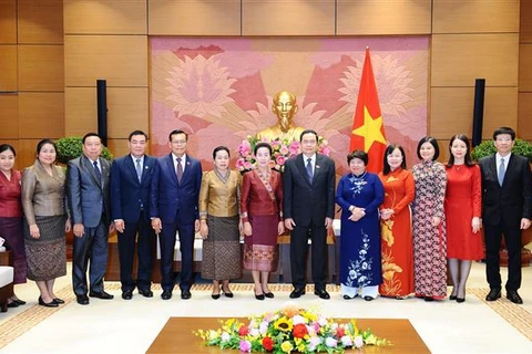 越南国会常务副主席陈青敏会见老挝国会文化与社会委员会主任图玛莉·冯帕占