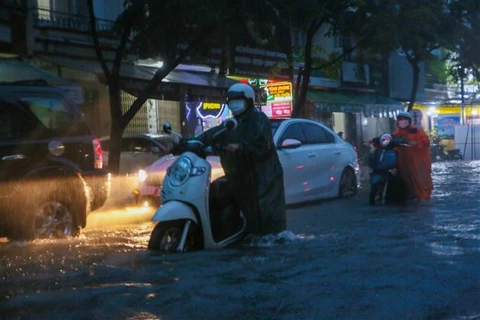 台风“桑卡”减弱为热带低气压 越南中部多地遭遇强降雨