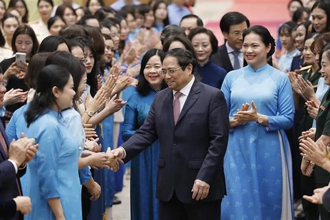 越南政府总理范明政主持政府总理与妇女对话会