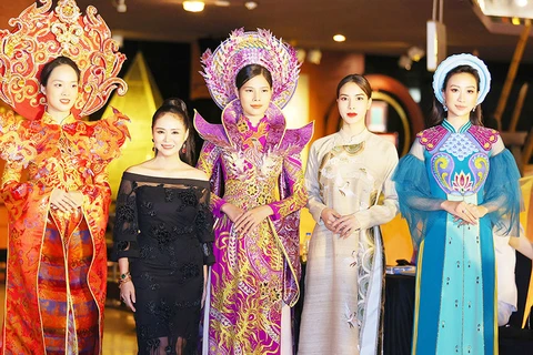 通过“遗产之脚步”时装秀推广越南旅游和遗产价值