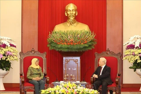 越共中央总书记阮富仲会见新加坡总统哈莉玛·雅各布