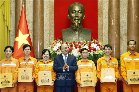 越南国家主席阮春福会见电力优秀员工