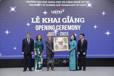 越南国家副主席武氏映春出席河内科技大学开学典礼