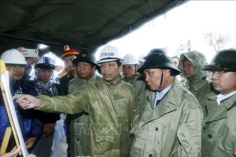 越南国家主席阮春福视察岘港市5号台风重建工作
