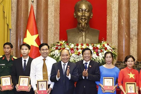 越南国家主席阮春福会见永隆省先进模范代表团