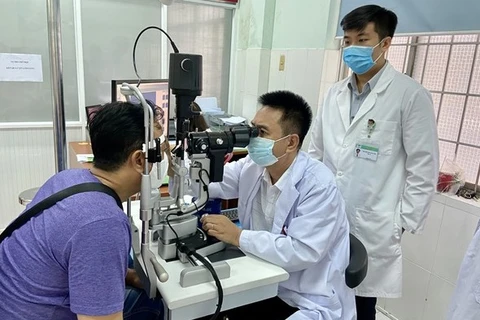 越南第六名医生获2023年亚太眼科学会 “防盲杰出贡献奖”