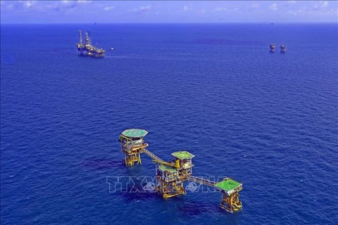 2号鲟鱼钻井平台开采出第一批石油