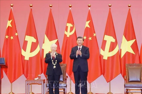 越共中央总书记阮富仲出席仪式 接受中华人民共和国“友谊勋章”