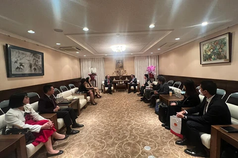 旅外越南人国家委员会代表团会见旅居日本越南协会代表