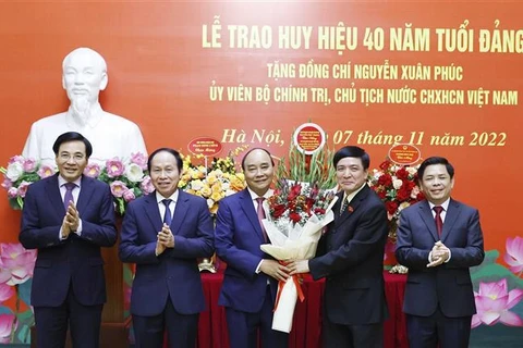 越南国家主席阮春福获颁40年党龄纪念章
