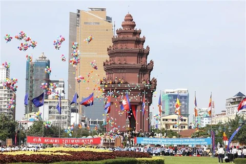 越南党和国家领导人致电祝贺柬埔寨王国国庆69周年