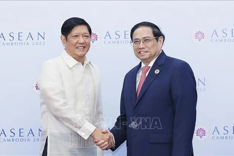 越南政府总理范明政会见菲律宾总统马科斯