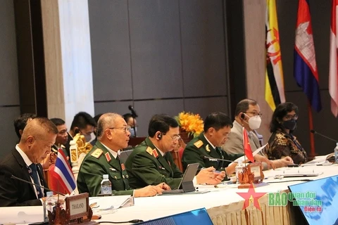 越南高级军事代表团出席第九届东盟防长非正式会议和东盟防长扩大会议