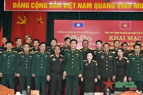 为老挝人民军官开设大众传播与印刷技术培训班