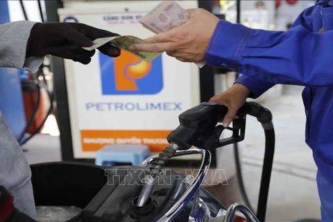 汽油价格在连续四次上调后首次下调 RON95油价每升下调80越盾 