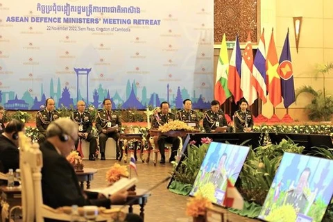 越南国防部长潘文江大将率团出席东盟国防部长非正式会议